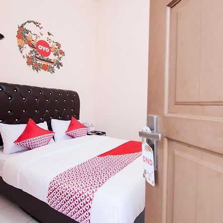 Oyo 885 Tangkul Residence Medan Buitenkant foto