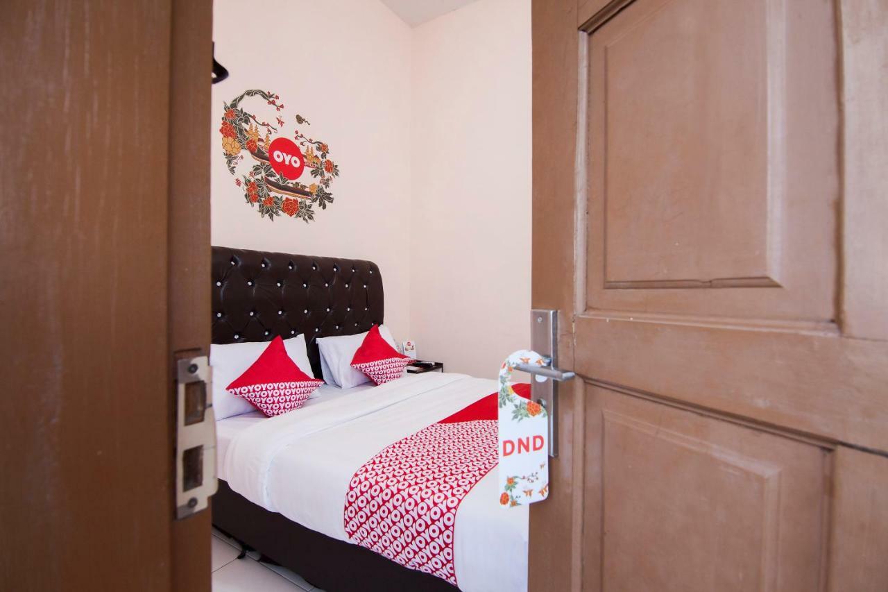 Oyo 885 Tangkul Residence Medan Buitenkant foto