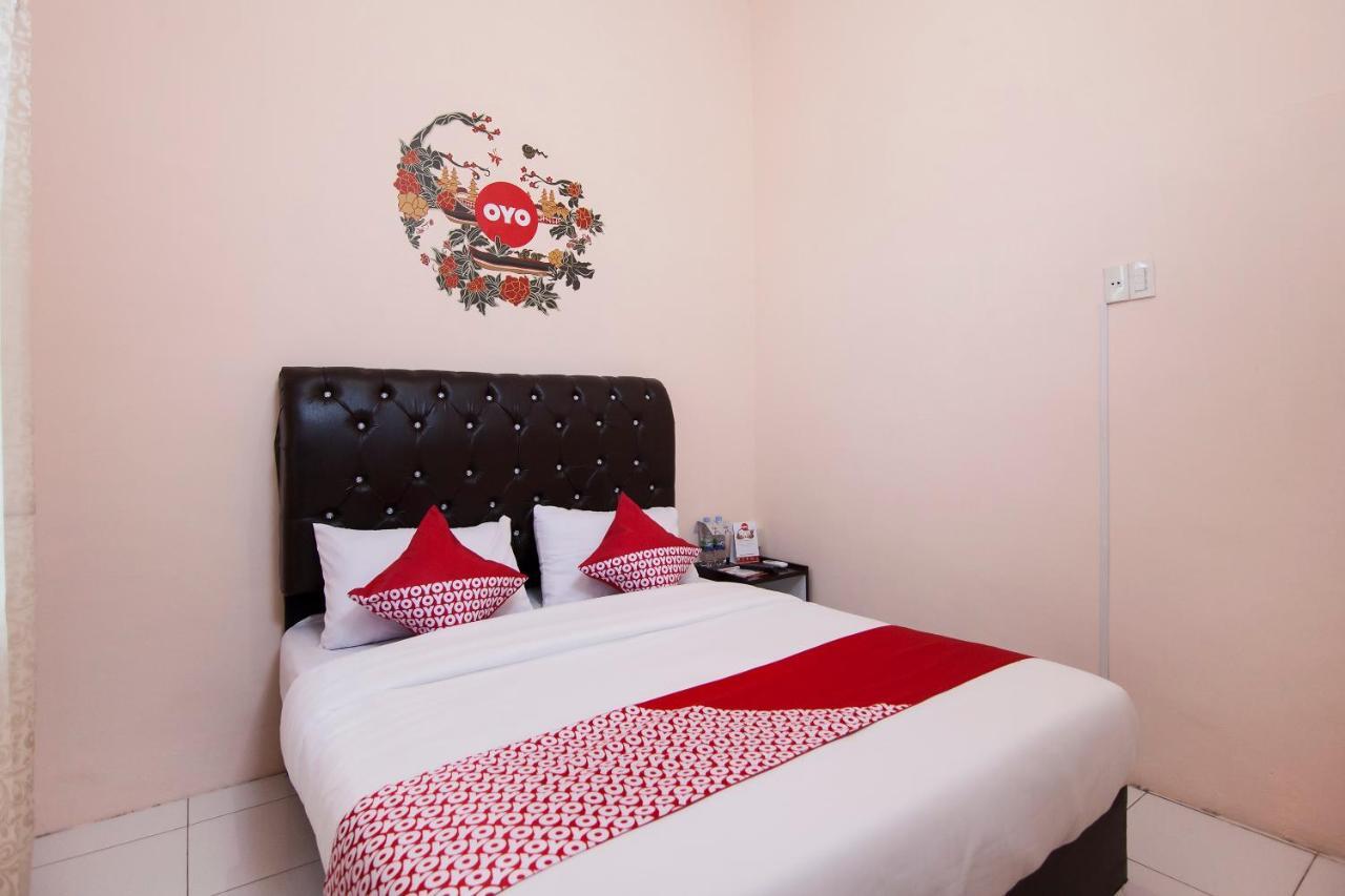 Oyo 885 Tangkul Residence Medan Buitenkant foto