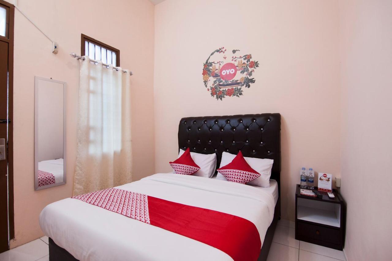 Oyo 885 Tangkul Residence Medan Buitenkant foto